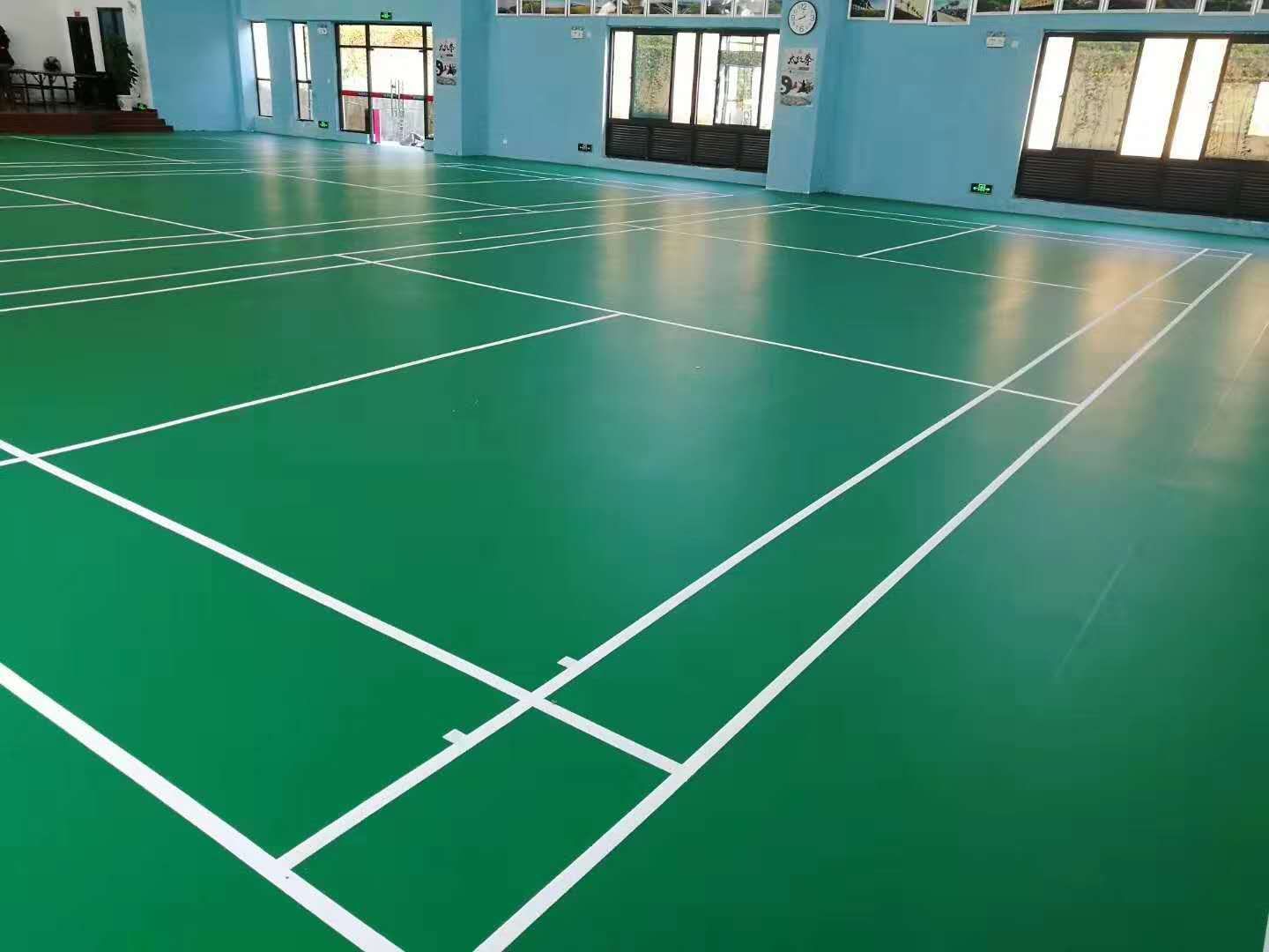 how to choose badminton court mat?